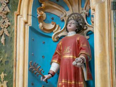 � Santo Stefano, primo martire cristiano e protettore di Putignano. La scultura � del 1656 e lo raffigura con una palma in una mano e tre pietre nell�altra, a ricordare la sua lapidazione